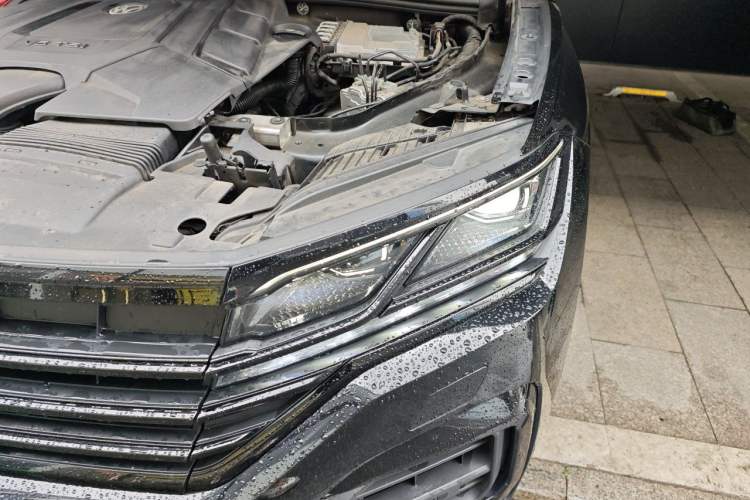 Used Volkswagen Touareg 2022 3.0 TSI Luxury Edition Black Diamond Sport Package Engine Bay Left
