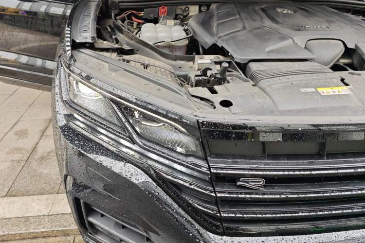 Used Volkswagen Touareg 2022 3.0 TSI Luxury Edition Black Diamond Sport Package Engine Bay Right