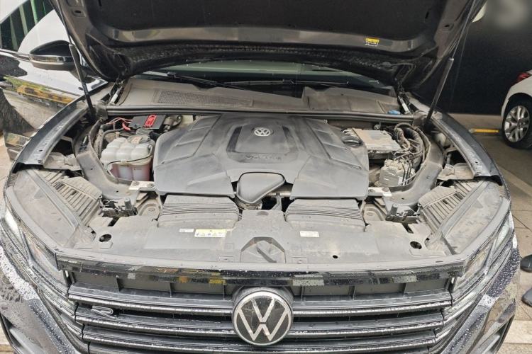 Used Volkswagen Touareg 2022 3.0 TSI Luxury Edition Black Diamond Sport Package Engine Bay