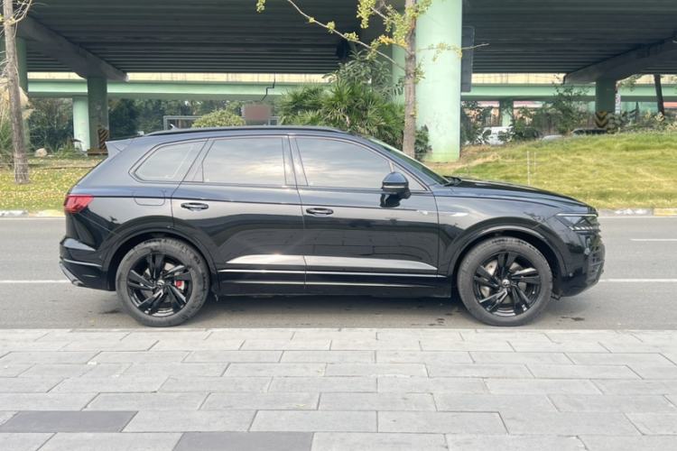 Used Volkswagen Touareg 2022 3.0 TSI Luxury Edition Black Diamond Sport Package Exterior 3