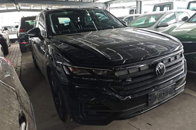 Used Volkswagen Touareg 2022 3.0 TSI Luxury Edition Black Diamond Sport Package Front Right 45 Deg