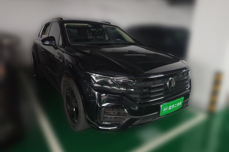 Used Volkswagen Touareg 2022 3.0 TSI Luxury Edition Black Diamond Sport Package Front Right 45 Deg
