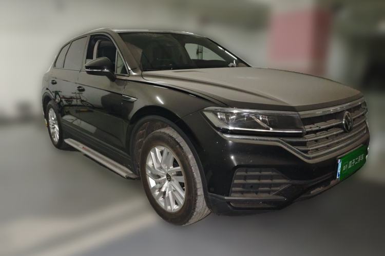 Used Volkswagen Touareg 2022 2.0 TSI Flagship Special Edition Front Right 45 Deg