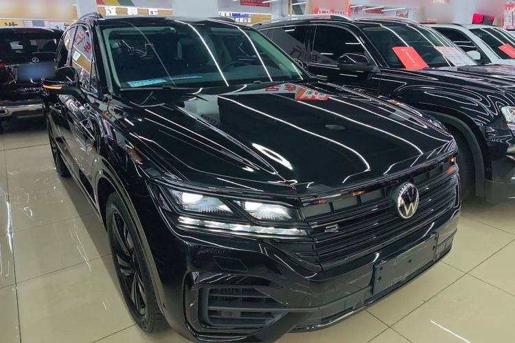 Used Volkswagen Touareg 2022 3.0 TSI Luxury Edition Black Diamond Sport Package Front Right 45 Deg