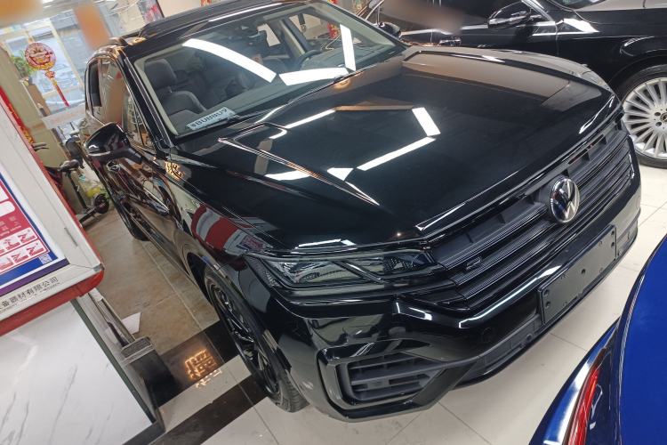 Used Volkswagen Touareg 2022 3.0 TSI Luxury Edition Black Diamond Sport Package Front Right 45 Deg