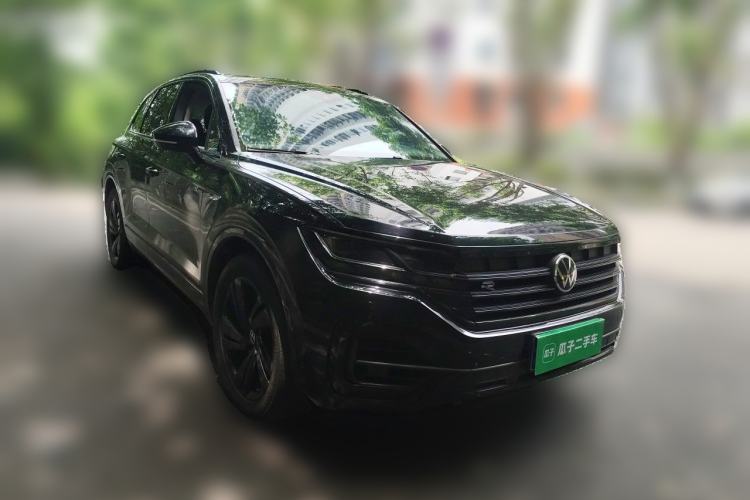 Used Volkswagen Touareg 2022 3.0 TSI Luxury Edition Black Diamond Sport Package Front Right 45 Deg