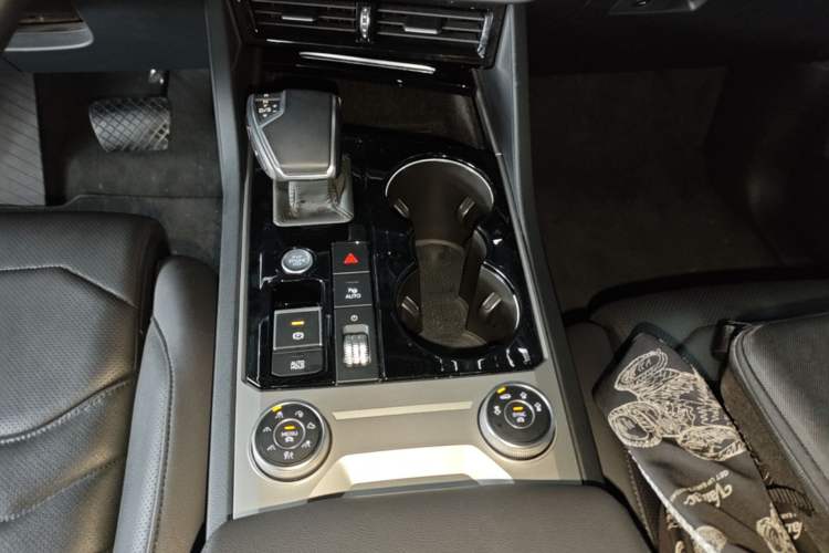 Used Volkswagen Touareg 2022 3.0 TSI Luxury Edition Black Diamond Sport Package Gear Lever