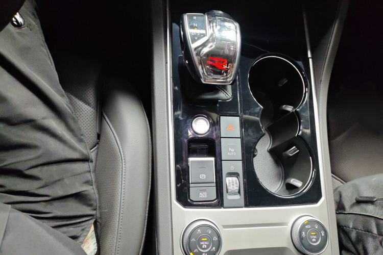 Used Volkswagen Touareg 2022 3.0 TSI Luxury Edition Black Diamond Sport Package Gear Lever