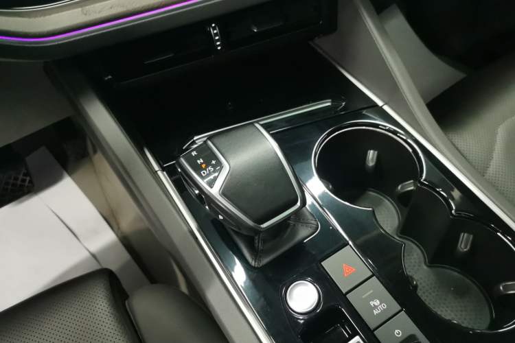 Used Volkswagen Touareg 2022 3.0 TSI Luxury Edition Black Diamond Sport Package Gear Lever