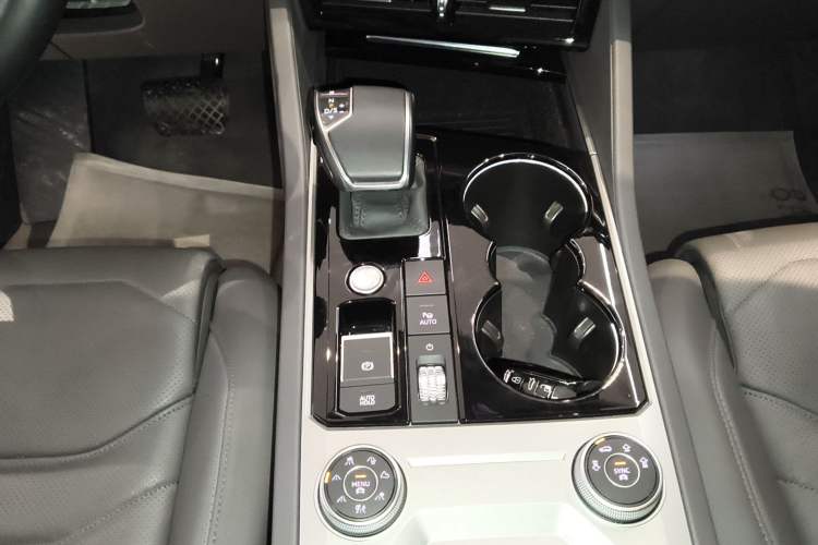 Used Volkswagen Touareg 2022 3.0 TSI Luxury Edition Black Diamond Sport Package Gear Lever