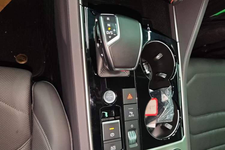 Used Volkswagen Touareg 2022 3.0 TSI Luxury Edition Black Diamond Sport Package Gear Lever