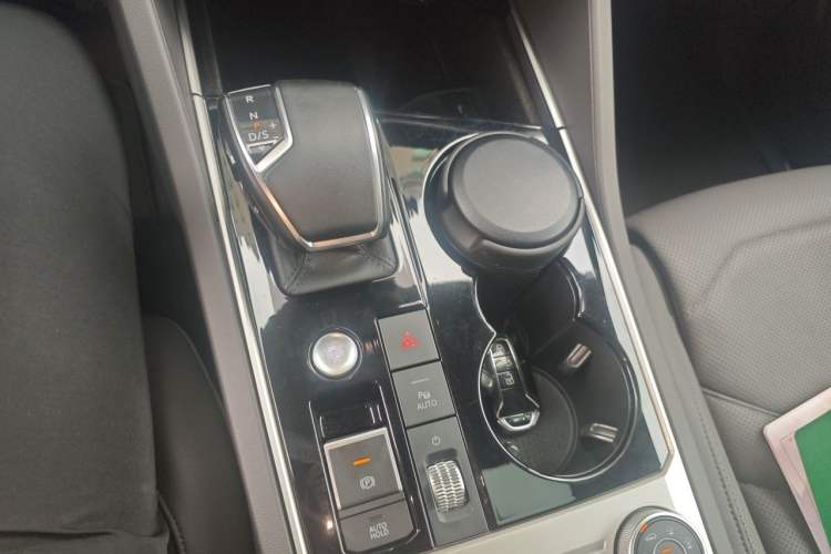 Used Volkswagen Touareg 2022 3.0 TSI Luxury Edition Black Diamond Sport Package Gear Lever
