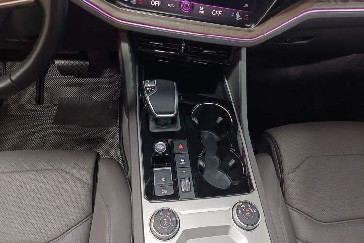 Used Volkswagen Touareg 2022 3.0 TSI Luxury Edition Black Diamond Sport Package Gear Lever