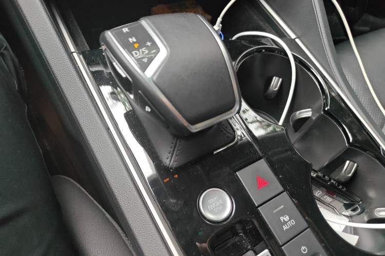 Used Volkswagen Touareg 2022 3.0 TSI Luxury Edition Black Diamond Sport Package Gear Lever