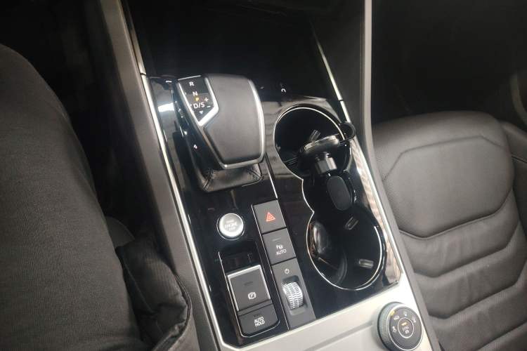 Used Volkswagen Touareg 2022 3.0 TSI Luxury Edition Black Diamond Sport Package Gear Lever