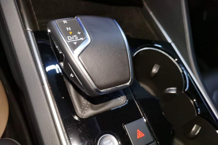 Used Volkswagen Touareg 2022 3.0 TSI Luxury Edition Black Diamond Sport Package Gear Lever