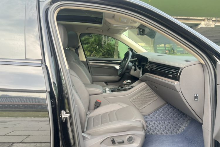 Used Volkswagen Touareg 2022 3.0 TSI Luxury Edition Black Diamond Sport Package Interior 10