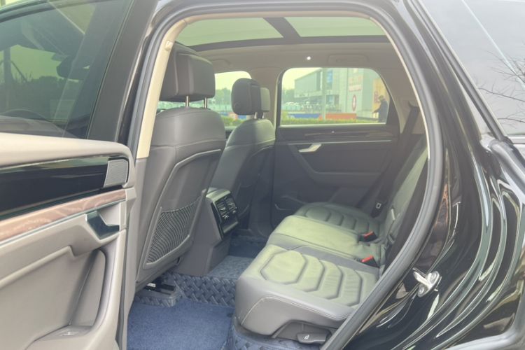 Used Volkswagen Touareg 2022 3.0 TSI Luxury Edition Black Diamond Sport Package Interior 14