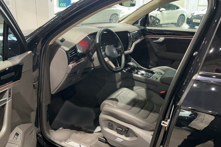 Used Volkswagen Touareg 2022 3.0 TSI Luxury Edition Black Diamond Sport Package Interior 2