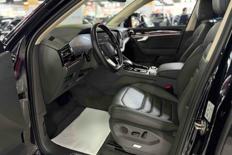 Used Volkswagen Touareg 2022 3.0 TSI Luxury Edition Black Diamond Sport Package Interior 3