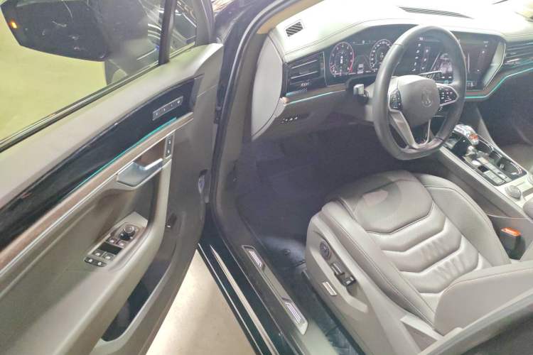 Used Volkswagen Touareg 2022 3.0 TSI Luxury Edition Black Diamond Sport Package Interior 3