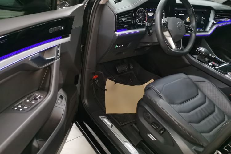 Used Volkswagen Touareg 2022 3.0 TSI Luxury Edition Black Diamond Sport Package Interior 3