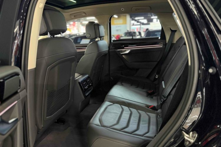 Used Volkswagen Touareg 2022 3.0 TSI Luxury Edition Black Diamond Sport Package Interior 5