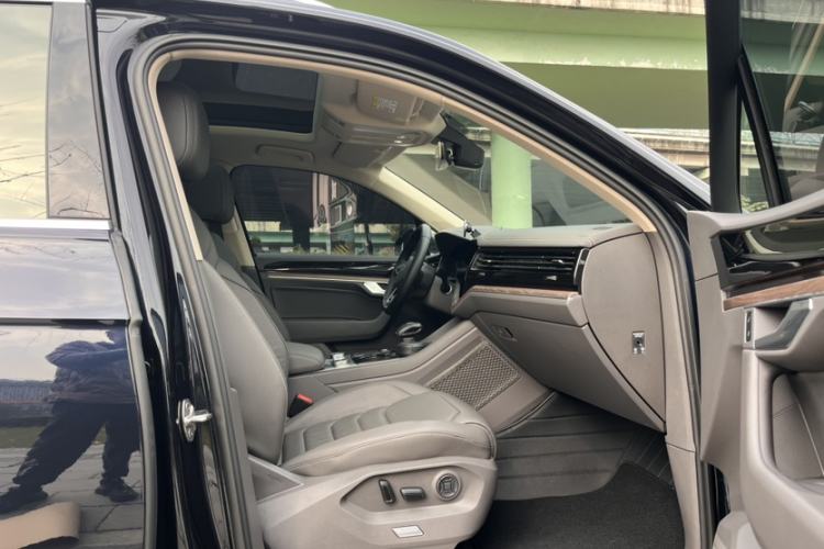 Used Volkswagen Touareg 2022 3.0 TSI Prestige Edition Classic Sport Package Interior 6