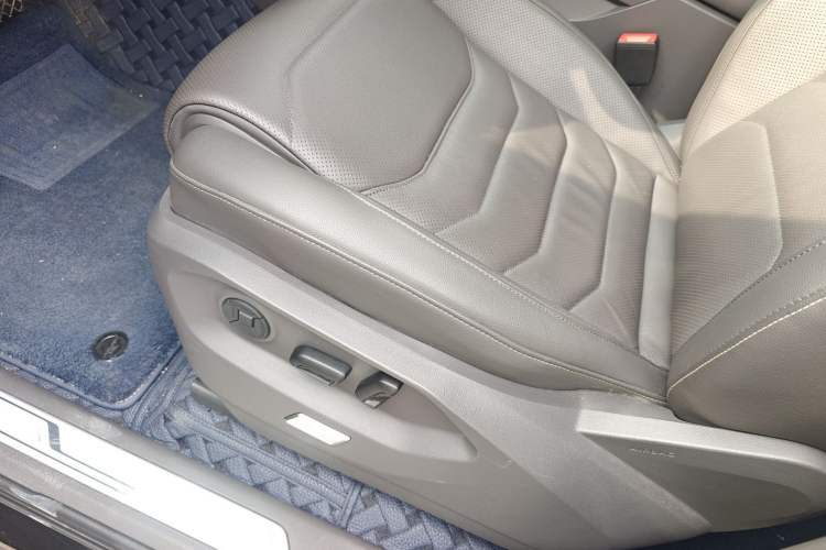 Used Volkswagen Touareg 2022 3.0 TSI Luxury Edition Black Diamond Sport Package Interior 7