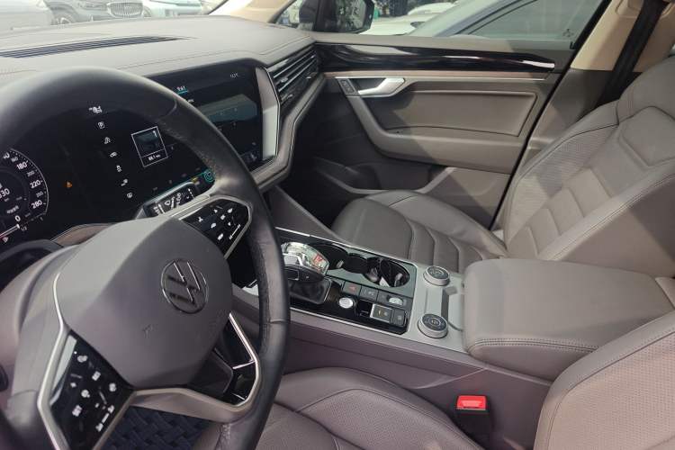 Used Volkswagen Touareg 2022 3.0 TSI Luxury Edition Black Diamond Sport Package Interior 8