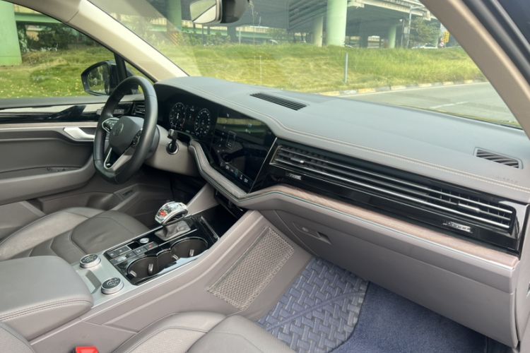 Used Volkswagen Touareg 2022 3.0 TSI Luxury Edition Black Diamond Sport Package Interior 8