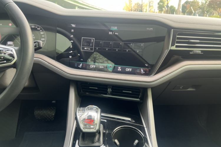 Used Volkswagen Touareg 2022 3.0 TSI Luxury Edition Black Diamond Sport Package Interior 9