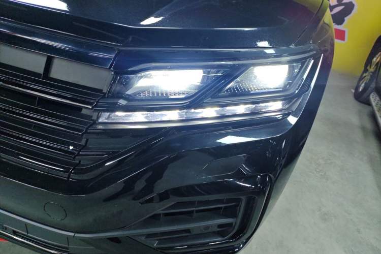 Used Volkswagen Touareg 2022 3.0 TSI Luxury Edition Black Diamond Sport Package Left Front Headlight