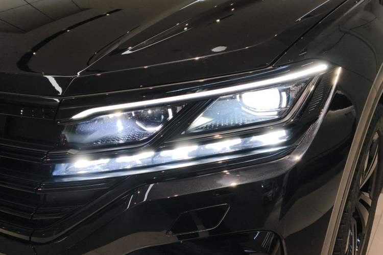 Used Volkswagen Touareg 2022 3.0 TSI Luxury Edition Black Diamond Sport Package Left Front Headlight