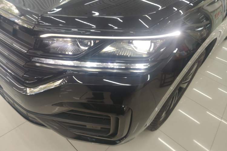 Used Volkswagen Touareg 2022 3.0 TSI Luxury Edition Black Diamond Sport Package Left Front Headlight