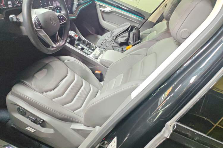 Used Volkswagen Touareg 2022 3.0 TSI Luxury Edition Black Diamond Sport Package Left Front Seat