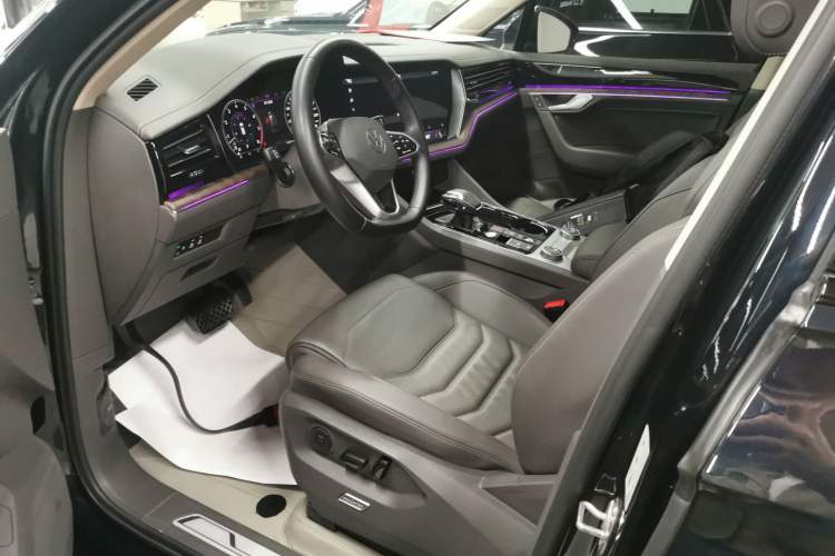 Used Volkswagen Touareg 2022 3.0 TSI Luxury Edition Black Diamond Sport Package Left Front Seat