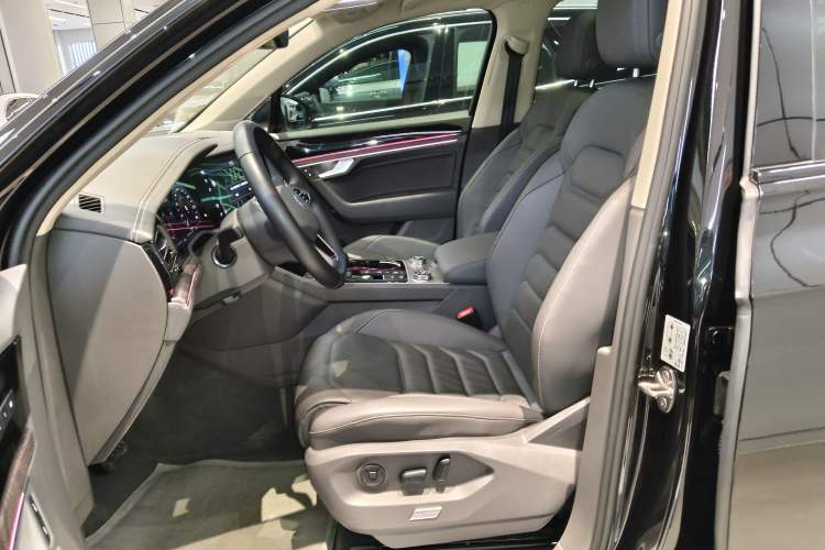 Used Volkswagen Touareg 2022 3.0 TSI Luxury Edition Black Diamond Sport Package Left Front Seat