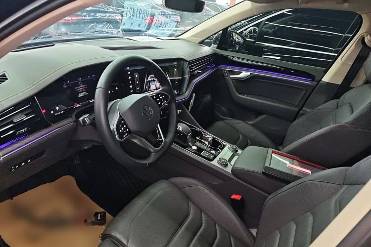Used Volkswagen Touareg 2022 3.0 TSI Luxury Edition Black Diamond Sport Package Left Front Seat