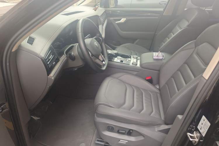 Used Volkswagen Touareg 2022 3.0 TSI Luxury Edition Black Diamond Sport Package Left Front Seat