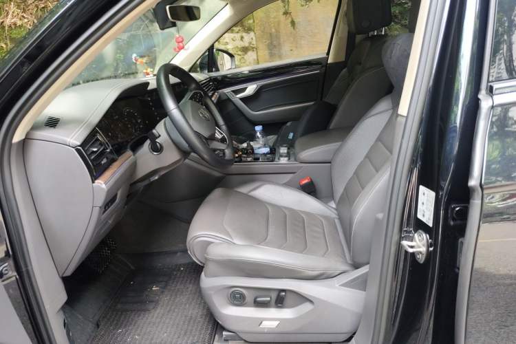 Used Volkswagen Touareg 2022 3.0 TSI Luxury Edition Black Diamond Sport Package Left Front Seat