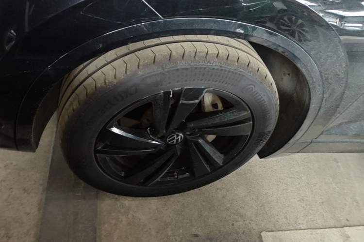 Used Volkswagen Touareg 2022 3.0 TSI Luxury Edition Black Diamond Sport Package Left Front Wheel Hub