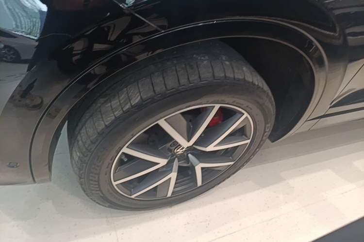 Used Volkswagen Touareg 2022 3.0 TSI Prestige Edition Classic Sport Package Left Front Wheel Hub