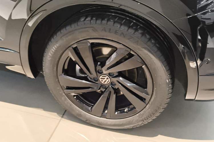 Used Volkswagen Touareg 2022 3.0 TSI Luxury Edition Black Diamond Sport Package Left Front Wheel Hub