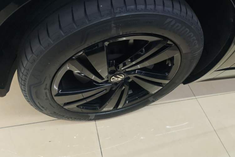 Used Volkswagen Touareg 2022 3.0 TSI Luxury Edition Black Diamond Sport Package Left Front Wheel Hub
