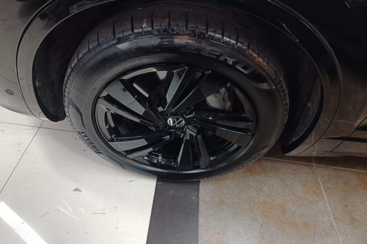 Used Volkswagen Touareg 2022 3.0 TSI Luxury Edition Black Diamond Sport Package Left Front Wheel Hub