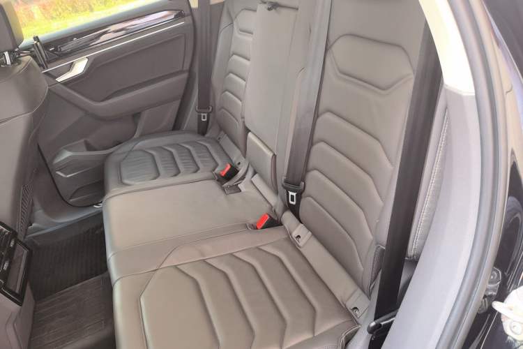 Used Volkswagen Touareg 2022 3.0 TSI Luxury Edition Black Diamond Sport Package Left Rear Seat