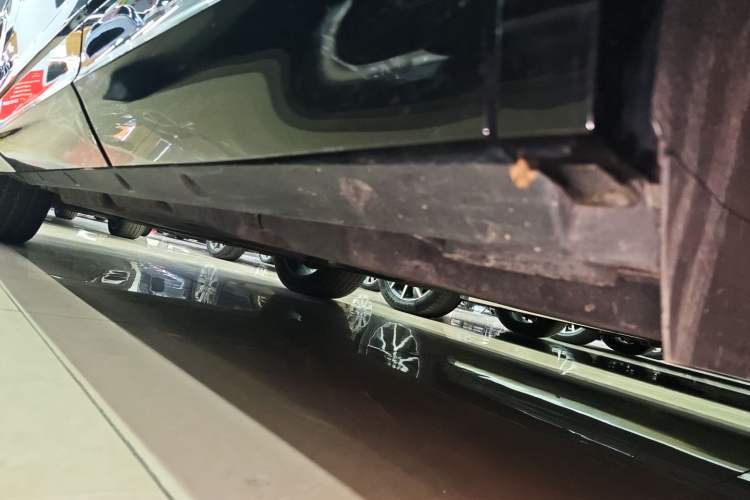 Used Volkswagen Touareg 2022 3.0 TSI Luxury Edition Black Diamond Sport Package Left Side Sill