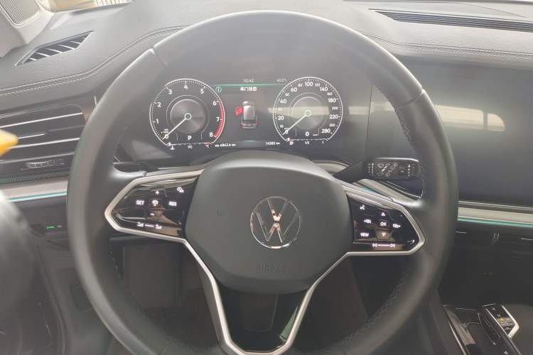 Used Volkswagen Touareg 2022 3.0 TSI Prestige Edition Classic Sport Package Odometer Close Up
