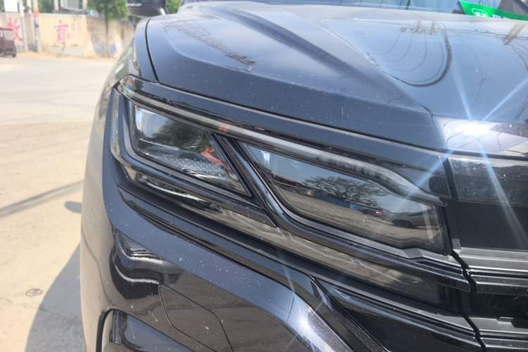 Used Volkswagen Touareg 2022 3.0 TSI Luxury Edition Black Diamond Sport Package Right Front Headlight